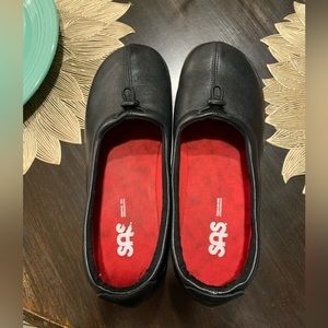 Ladies SAS Black Flats Slip-on Shoes Like a Ballet Slipper Size 8 1/2 Wide